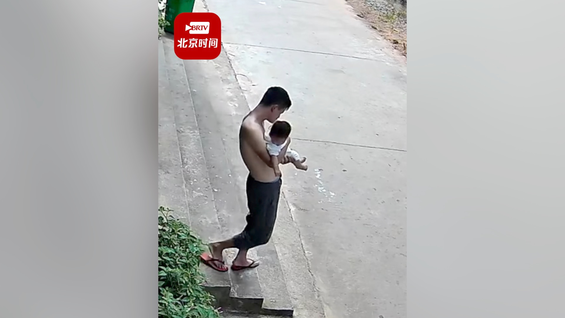 爸爸抱孩子摔倒瞬间用后背当肉垫 出于本能反应，孩子没受伤