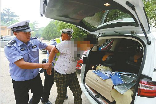 毒驾!奥迪跑车北京冲卡 肇事司机曾两次吸毒被