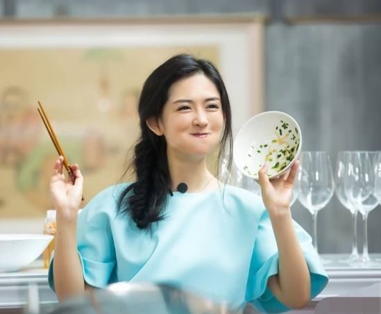 谢娜被泰国人喜欢,专门整容成谢娜的模样,连表