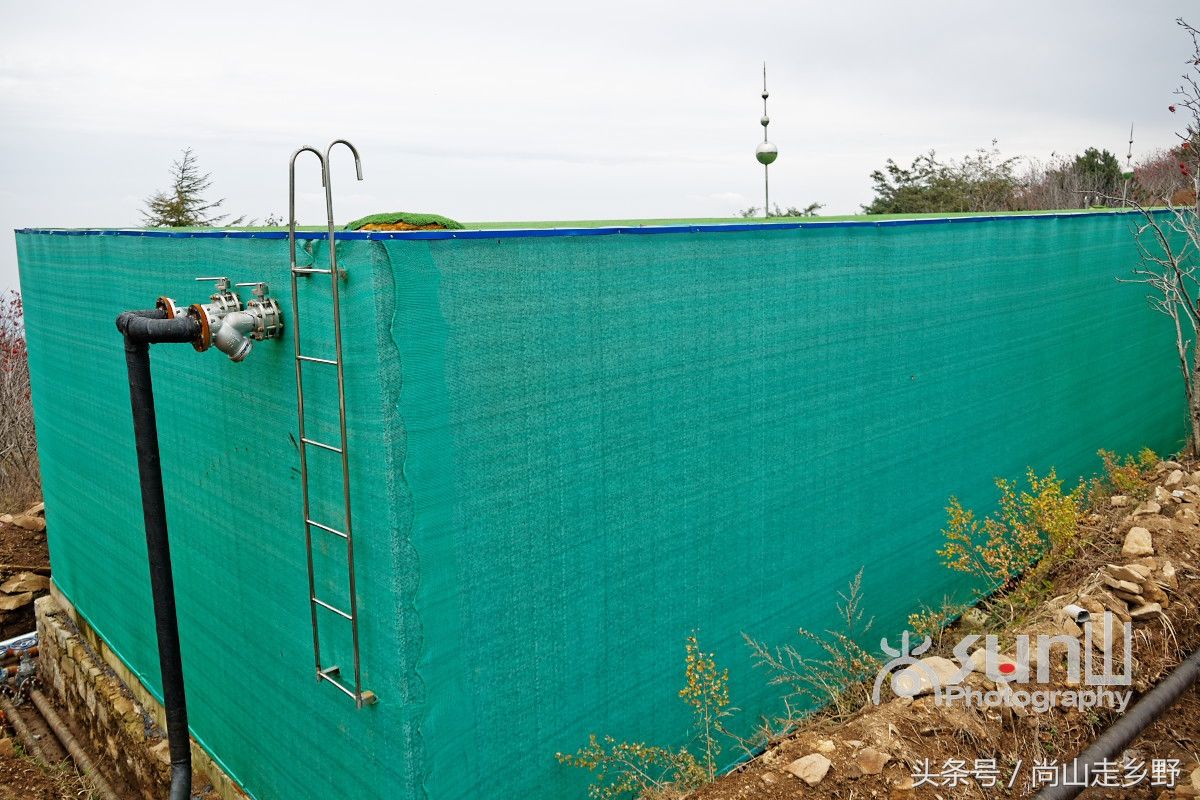 山顶上修建的蓄水池除了造价不菲的庞然大物外