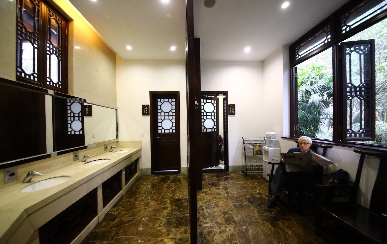 成都现特色四合院厕所 内设母婴室有电话