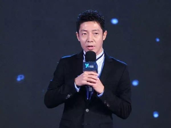 央视撒贝宁全家近照 一起表演《小白杨》 一家