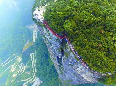 航拍张家界玻璃栈道 绝壁凌空令人头晕目眩 航拍张家界玻璃栈道 绝壁凌空令人头晕目眩