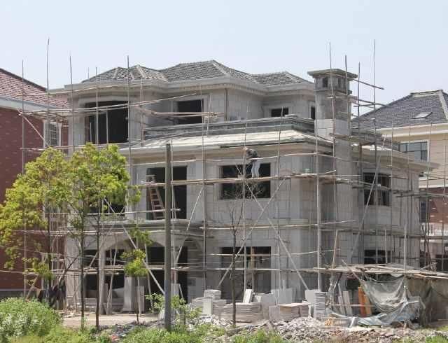 农村生活越来越好!农村大哥挣钱就想建房子,可