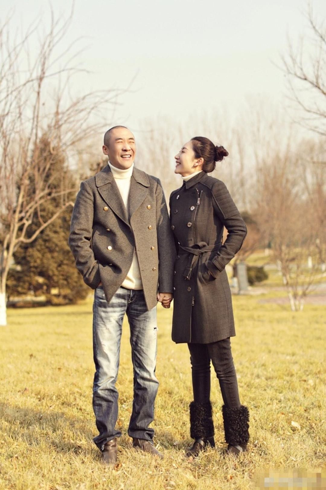 章子怡哥嫂庆祝结婚12周年 一家四口同框太幸福