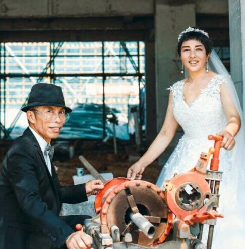 又帅又美!农民工夫妻建筑工地上拍婚纱照 又帅又美!农民工夫妻建筑工地上拍婚纱照