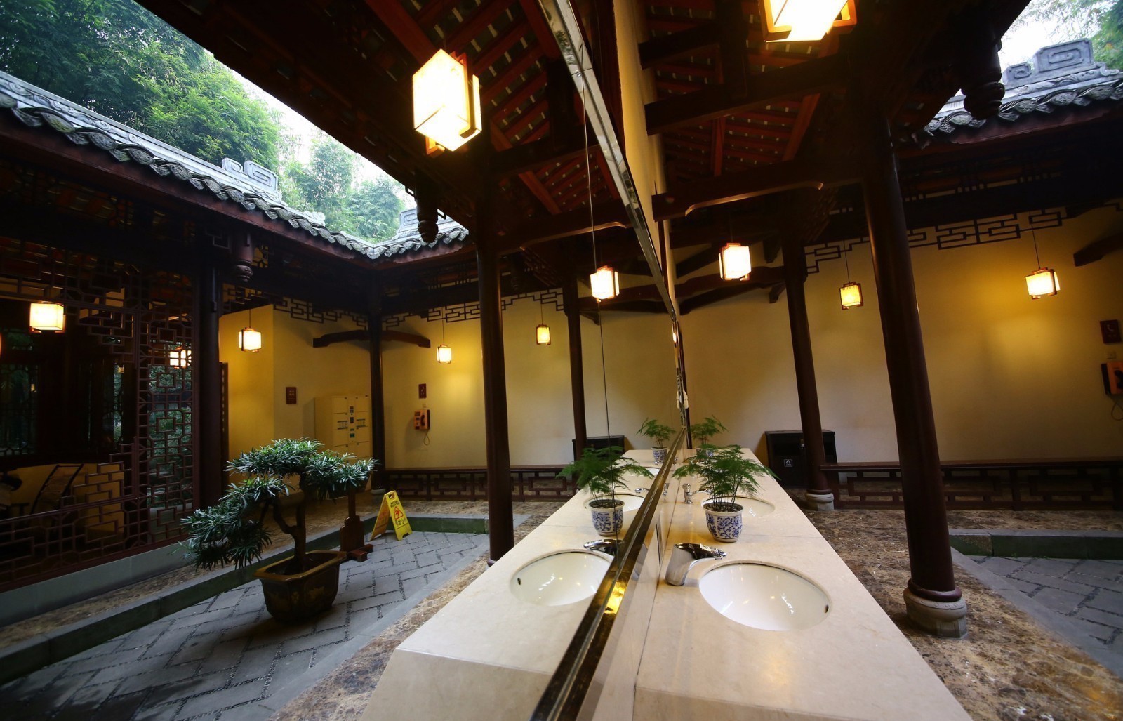 成都现特色四合院厕所 内设母婴室有电话