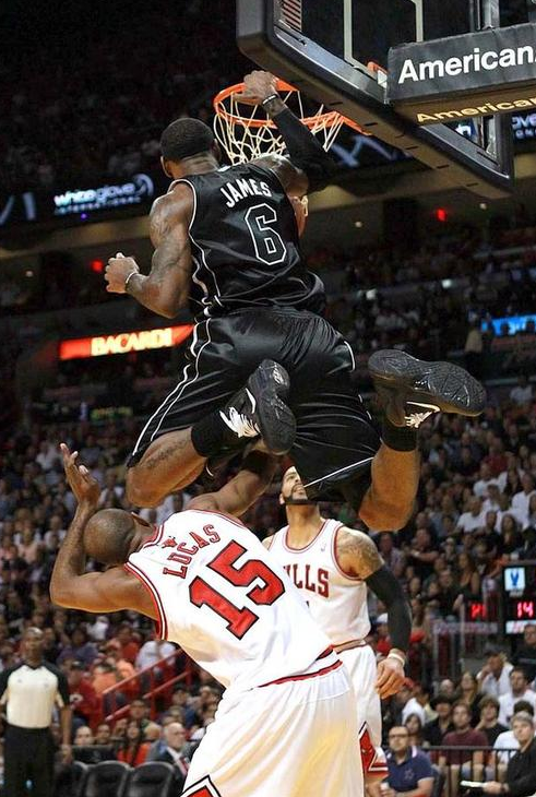 NO.4 詹姆斯飞跃卢卡斯