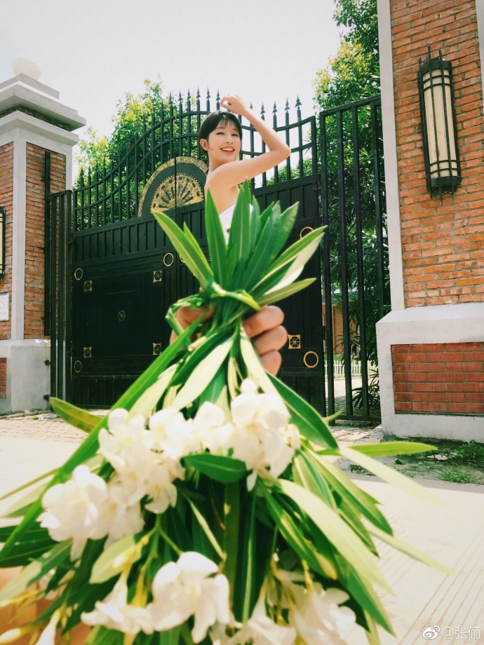 今日,张俪在微博上晒出一组创意照片,并配文"模仿了一组美照,你们觉得