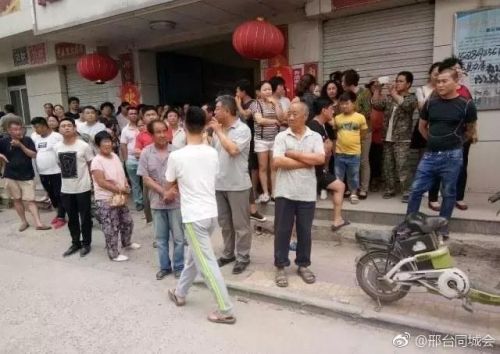 河北邢台任县新华电器坍塌现场图 已有2人被救出