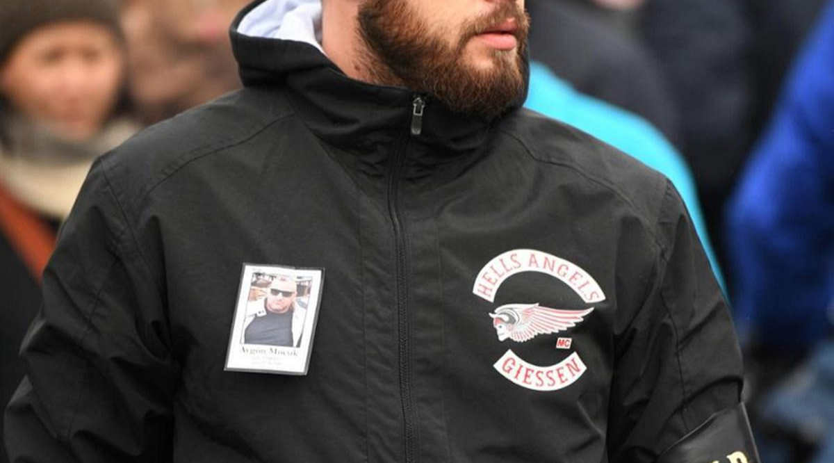 葬礼现场，有人将Ayguen Mucuk生前照片贴在胸前。