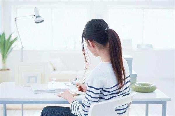 年轻妻子出轨上司,无意间看到一张纸条,她立刻