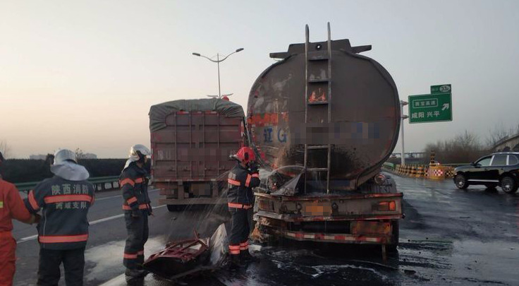 16日，西安绕城高速发生一起大货车追尾油罐车致其泄漏的事故，油罐车左后方被撞击，油罐破裂一直往外漏油，现场地面上也有大量漏油。