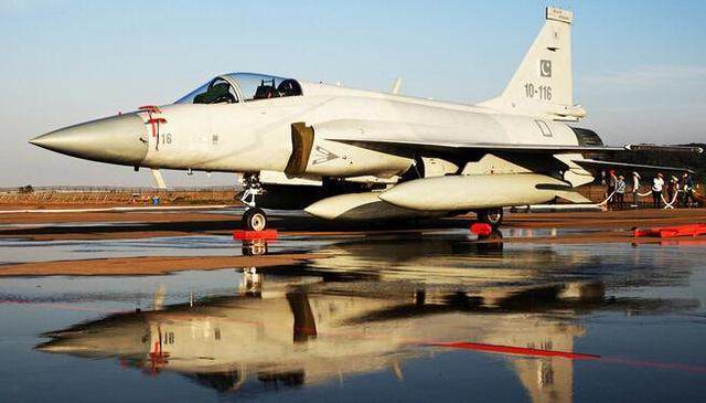 巴铁战机在印巴边境密集起降,看清战机型号,印