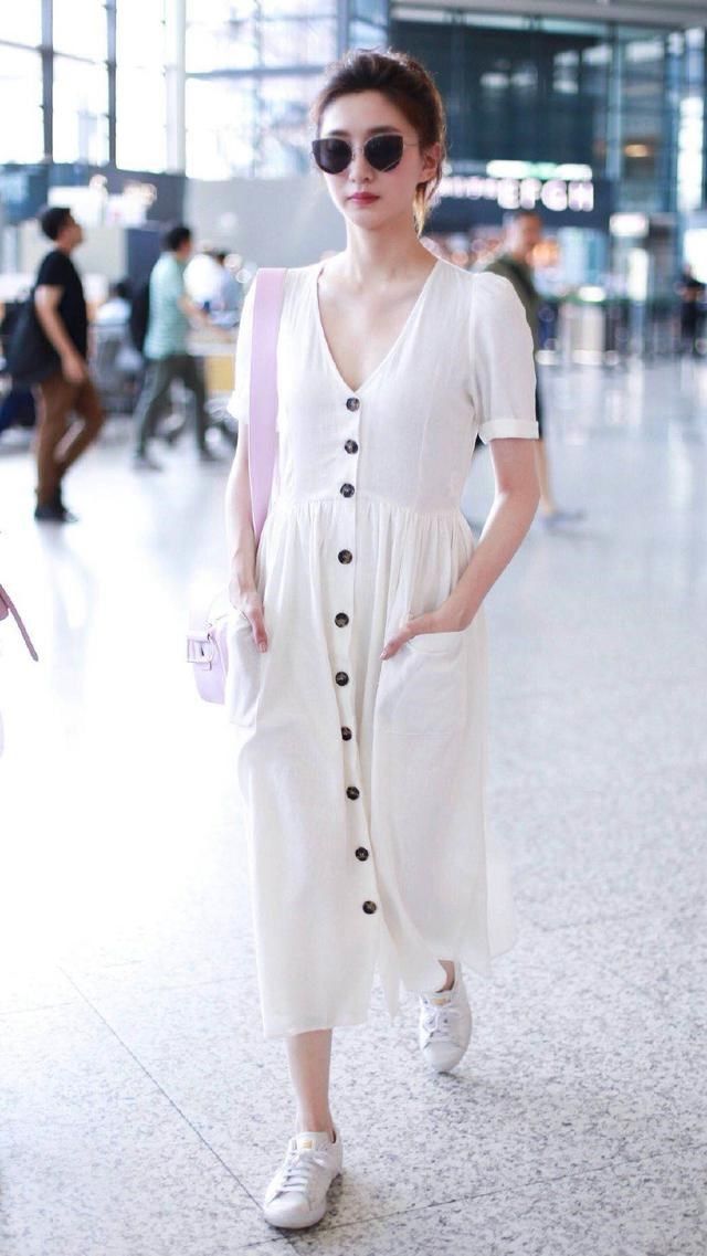 31岁江疏影和30岁赵丽颖穿白裙,一个随性一个