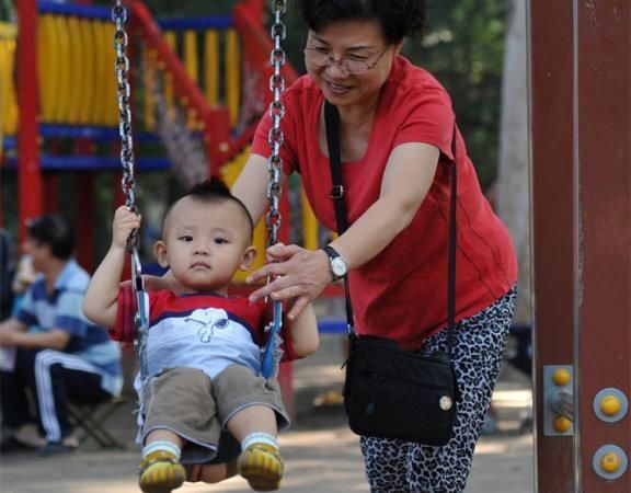 2岁男童吃了奶奶的饭险丧命,妈妈还没说啥,奶