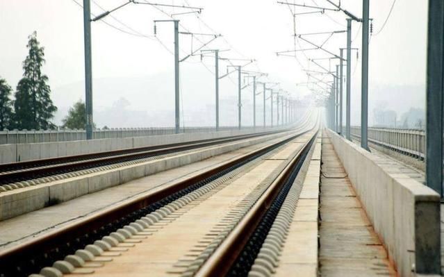 很多人都不知道动车和高铁的区别在哪里?