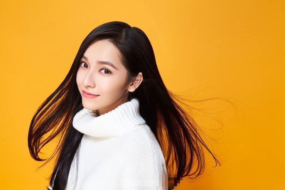 刘一曈生日大片写真 白衣清新莞尔一笑很倾城