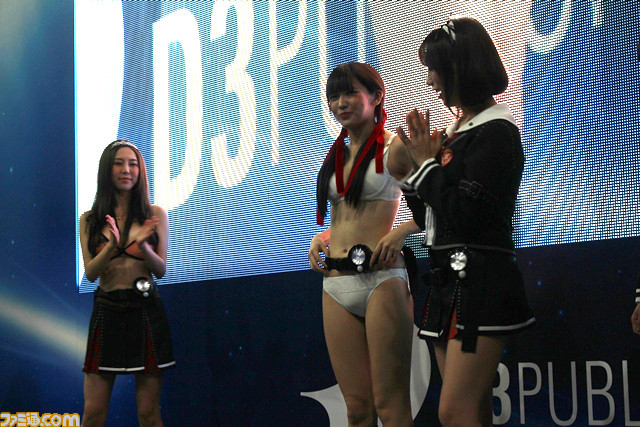 近日，在日本东京的电竞展上，某游戏商在展台活动中召集了几位身材傲人的电竞美女助阵，活动现场大玩撕衣游戏，场面吸睛无数。网友叹中国的Showgirl看来又输了。