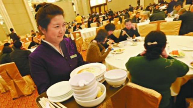 从两会驻地餐厅看“光盘行动”成效 从两会驻地餐厅看“光盘行动”成效