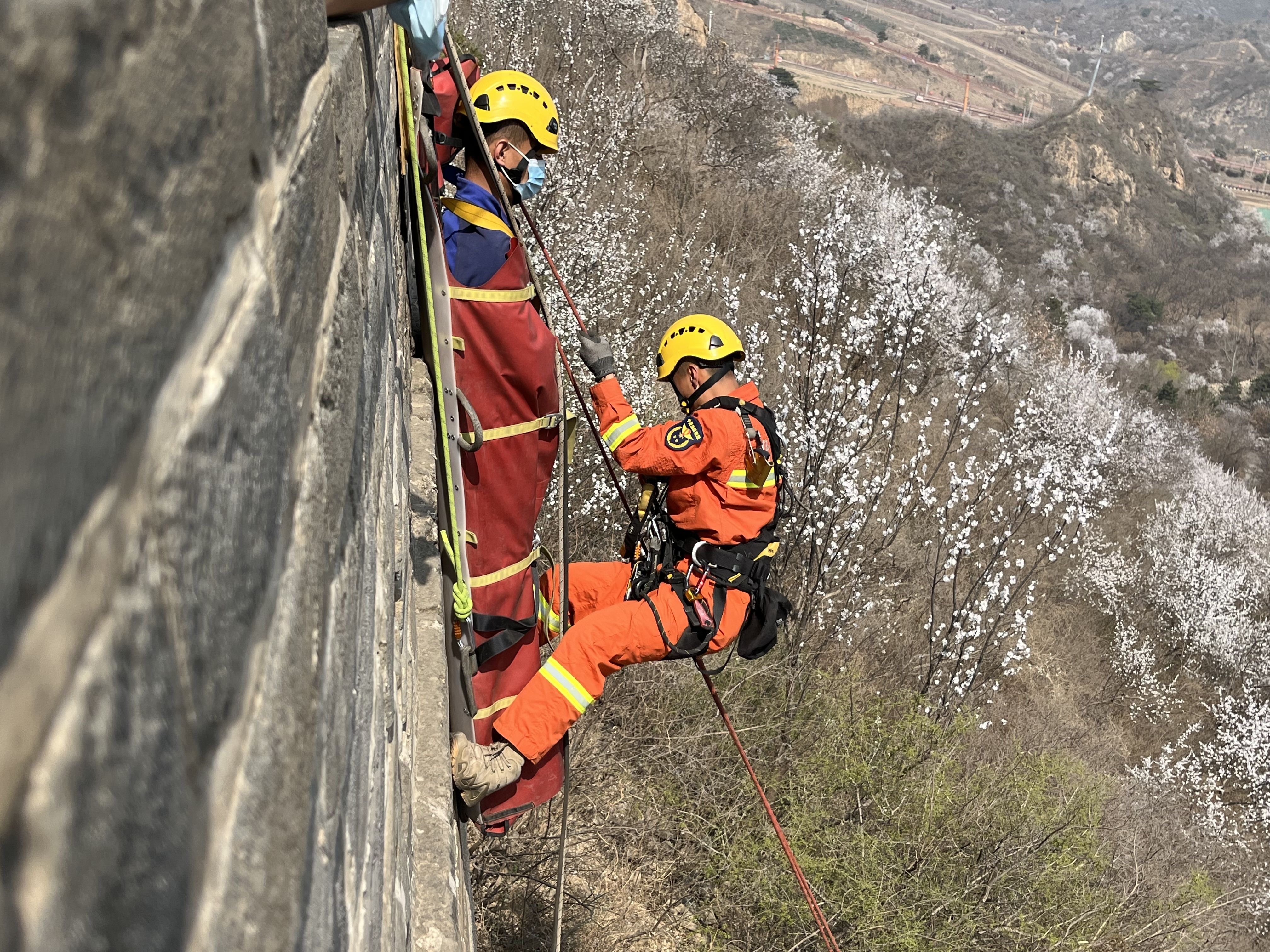 怀柔野长城上演救援演练!20多米高的悬崖上救人 怀柔野长城上演救援演练!20多米高的悬崖上救人