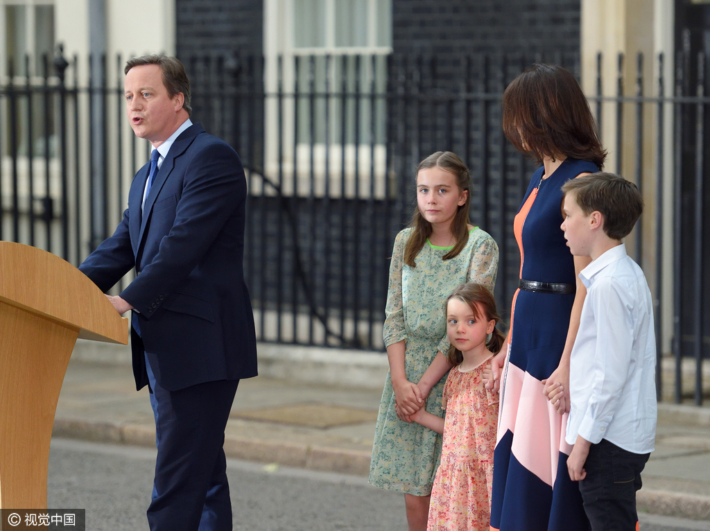 当地时间2016年7月13日，英国伦敦，英国首相卡梅伦与夫人及三个孩子一同告别唐宁街十号。卡梅伦发表告别演讲，并与家人一起拥抱、合影。