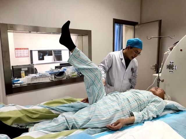 一位骨科医生与一对耄耋夫妻不得不说的故事…