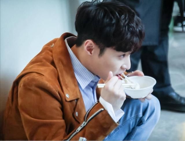 张艺兴工作室发图太敷衍,引得兴迷们纷纷吐槽