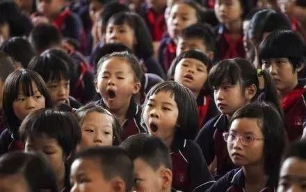 教育部再次明确小学生每天要睡10小时,你家娃