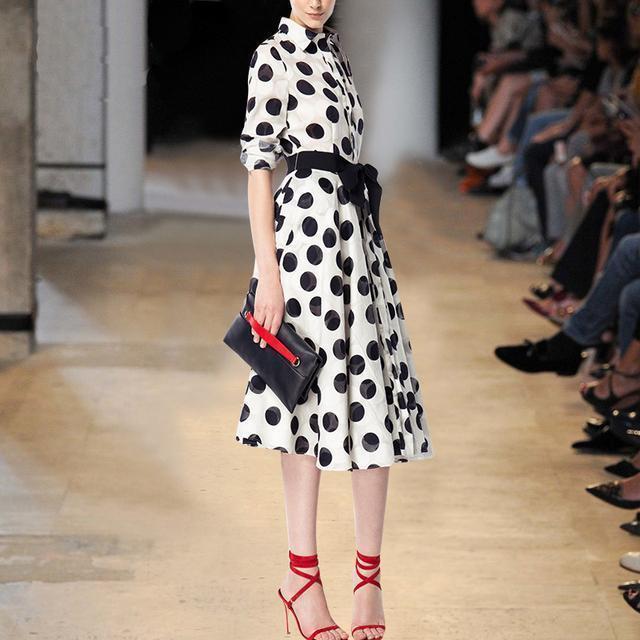 赵丽颖在《楚乔传》发布会穿蕾丝长裙+高跟鞋