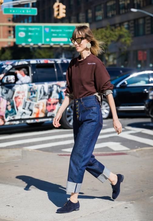 这条牛仔裤比阔腿裤还显瘦显腿长,国外街拍麻