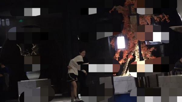 曝周冬雨深夜醉酒 烂醉如泥靠助理搀扶被疑恋情生变?(图4) 曝周冬雨深夜醉酒 烂醉如泥靠助理搀扶被疑恋情生变?(图4)