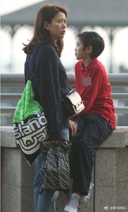 袁咏仪接儿子放学,被吐槽不化妆显老,看过她年