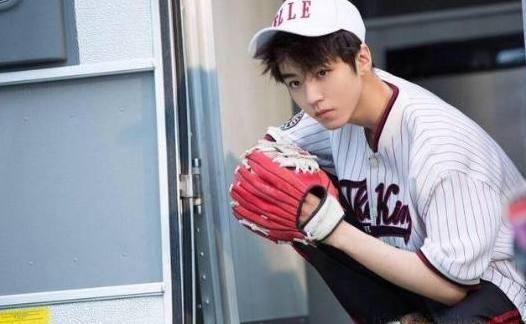 18岁王俊凯撞衫19岁蔡徐坤,谁丑谁尴尬,网友:卖