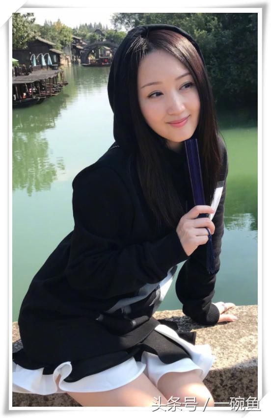 46岁杨钰莹穿一条萝莉腿袜就走机场,网友:20岁