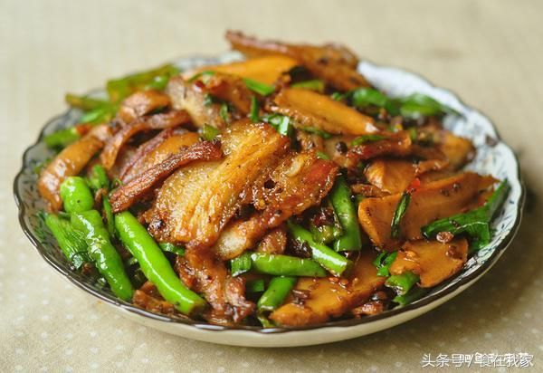 二荆条回锅肉 小贴士 1,选肉要精:要当天宰杀的鲜猪肉,后腿二刀,肥四