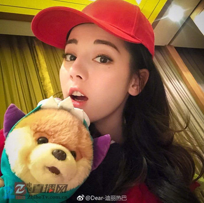 迪丽热巴发博晒四张毛绒狗合照 引邓超OPPO