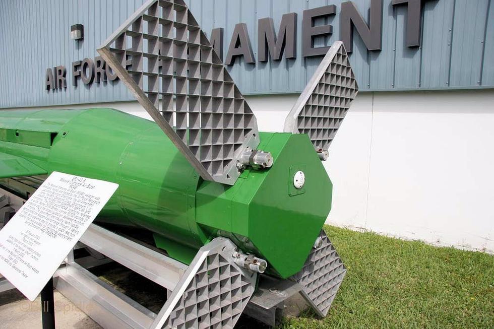 格栅尾翼特写，看起来像4个巨型的苍蝇拍。