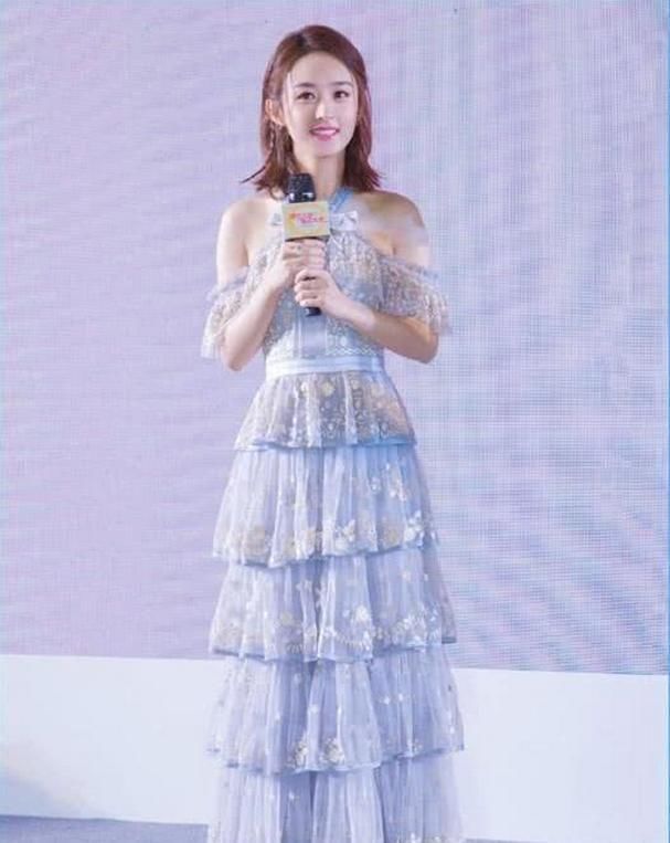 赵丽颖出席活动照片曝光,脸型大变样,网友称:在