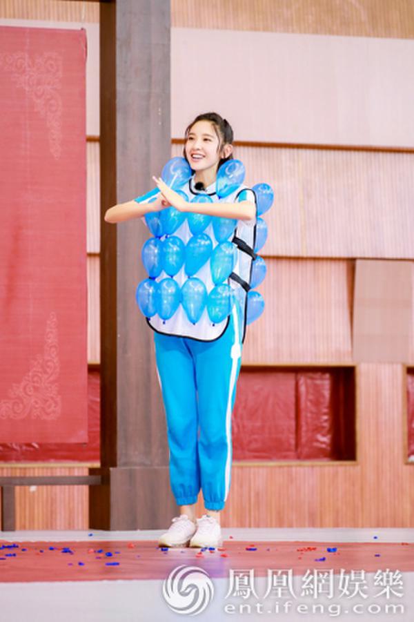 最萌"龅牙妹"!《我们来了》唐艺昕扭着秧歌来舞狮