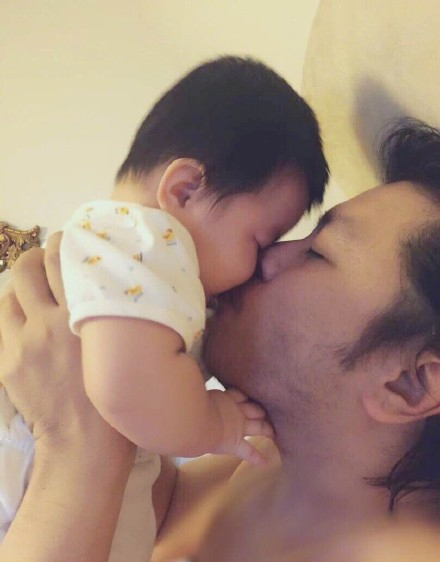 歌手阿杜甜蜜全家福曝光 妻子美丽儿子呆萌