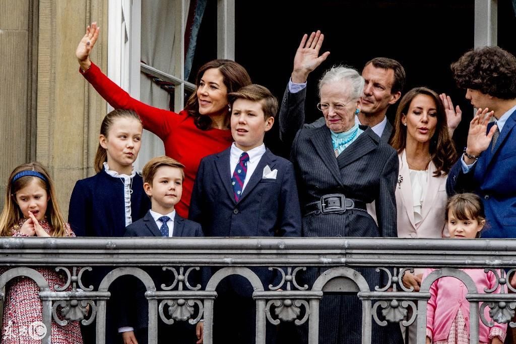 丹麦女王庆生 王室成员齐集宫殿阳台上与民同乐 公主颜值爆表!