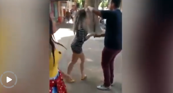 尴尬!墨西哥女子街头跳舞意外摔进阴沟 尴尬!墨西哥女子街头跳舞意外摔进阴沟