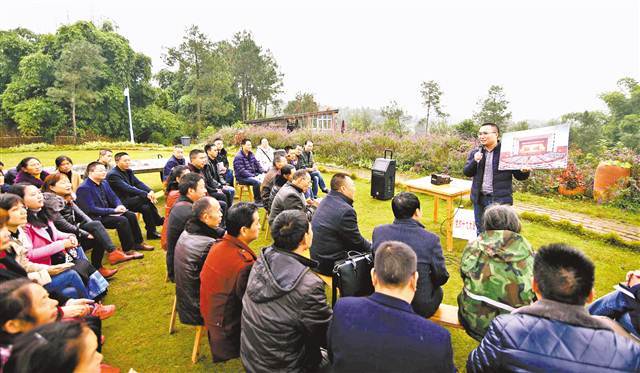 【领航新征程】“乡村振兴不能等,得靠干!”——江津一家农场草坪上的宣讲 【领航新征程】“乡村振兴不能等,得靠干!”——江津一家农场草坪上的宣讲