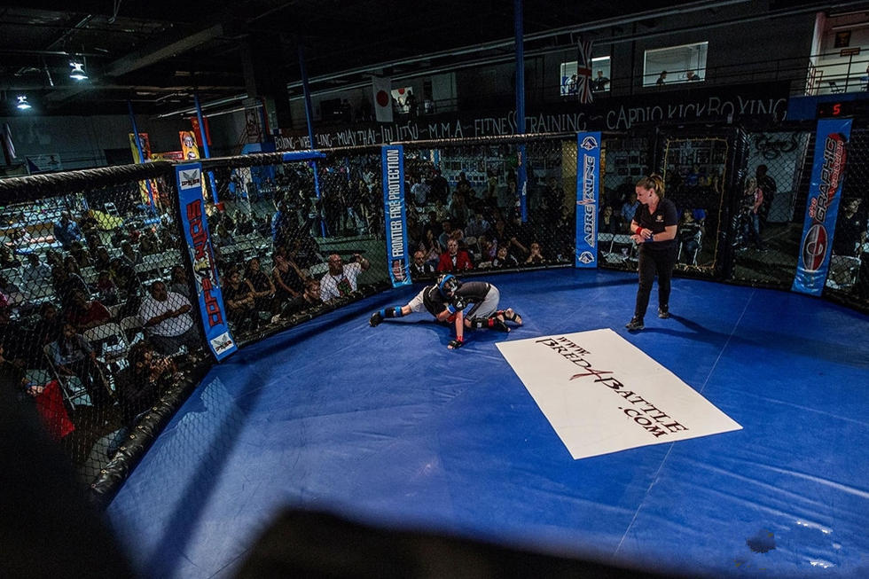 组图-少儿综合格斗笼中对搏 梦想成职业选手