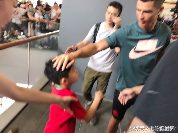 赵立琴狂晒王大雷父子与C罗合影 网友怒称:谁