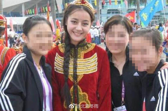 迪丽热巴出道前旧照曝光 五官精致眼睛明丽照人 迪丽热巴出道前旧照曝光 五官精致眼睛明丽照人