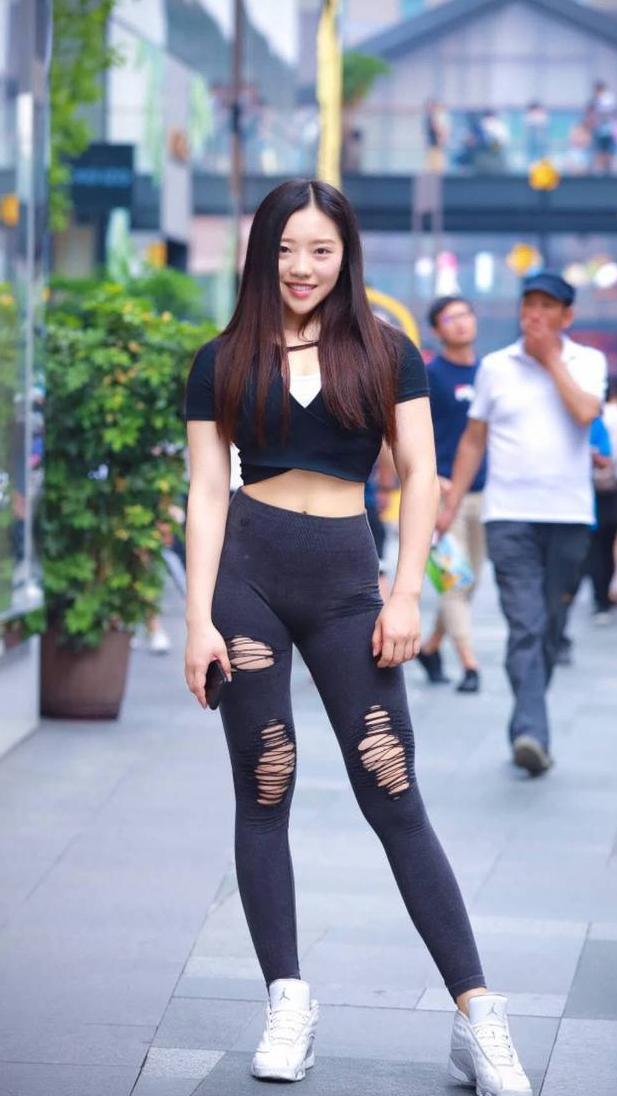 穿黑色打底裤的小姑娘,很是吸引眼球!