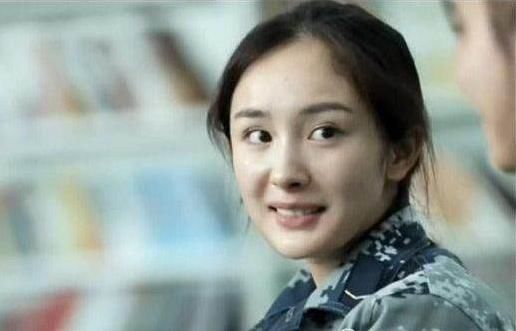 杨幂首晒女儿小糯米正面照,下巴成亮点,果然是