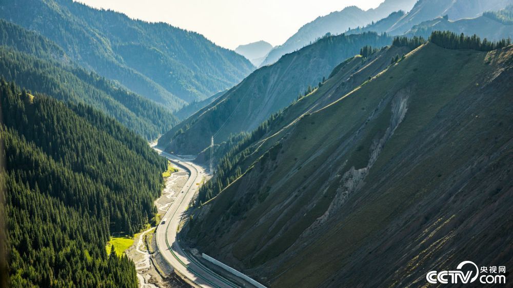 在中国最长高速公路邂逅新疆第一高桥 在中国最长高速公路邂逅新疆第一高桥